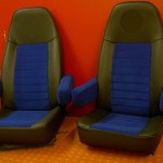 Die Vordersitze eines Vans.