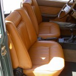 Die aufwändig restaurierten Sitze eines Oldtimers.